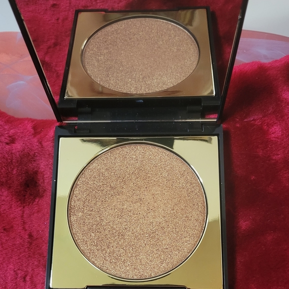 Milani Intense Bronze Glow Face and Body Powder Bronzer 01 Sunkissed Bronze - Picture 2 of 4